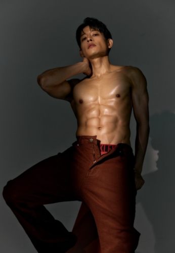 ommzaa-027-Attractive