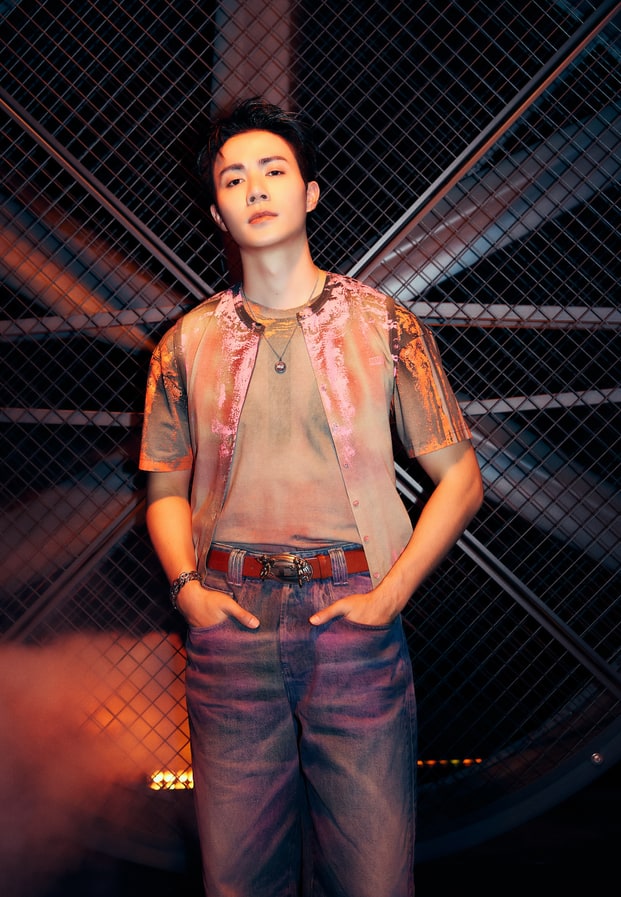 Zee Pruk ลุคเสื้อสีส้มในแฟชั่นเซ็ต
