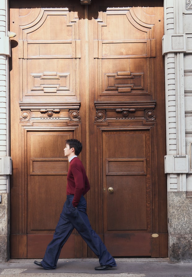 พฤกษ์ พานิช ลุคเสื้อแดงเดินริมถนน
