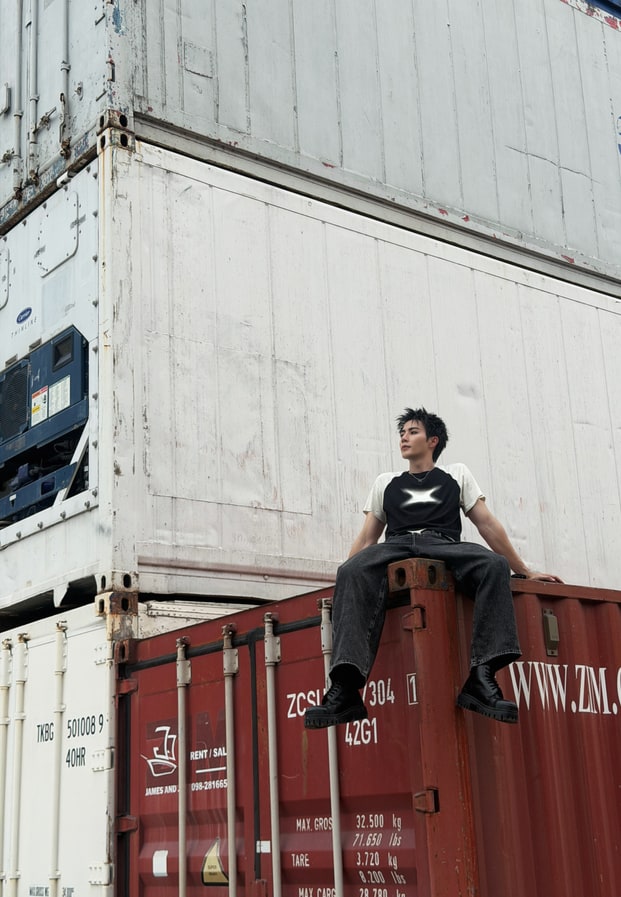 Zee Pruk ลุคสตรีตแฟชั่นในโลเคชันอินดัสเทรียล
